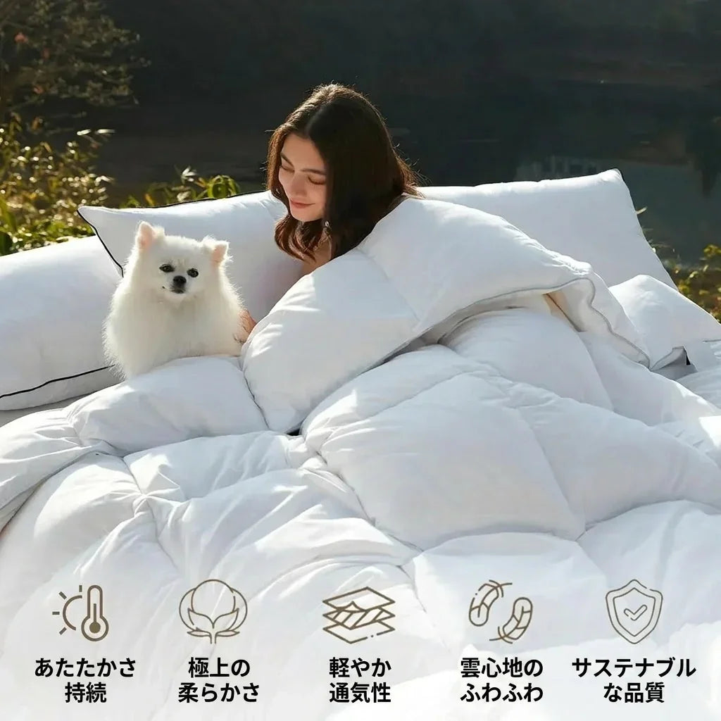 屋外で白い布団に包まれた女性と白い犬、暖かく柔らかな寝具イメージ